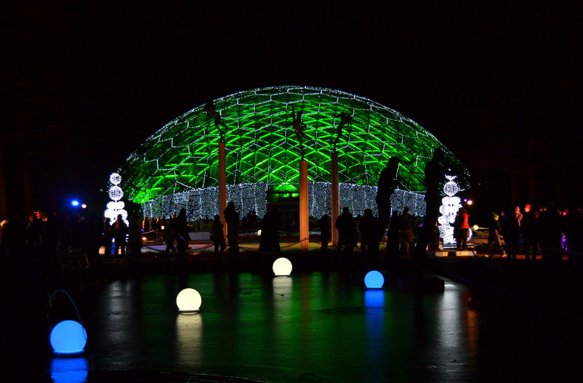 The Climatron dome at the Missouri Botanical Garden lit up for Garden Glow